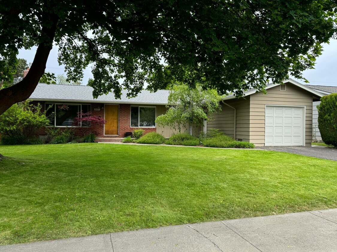 Primary Photo - Beautiful 3 Bedroom Home in Ellensburg