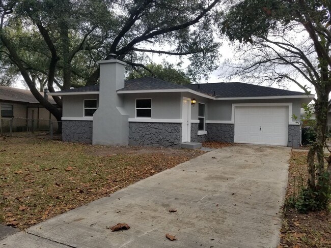 Foto del edificio - Three-Bedroom Home Near Lake Howard in Win...