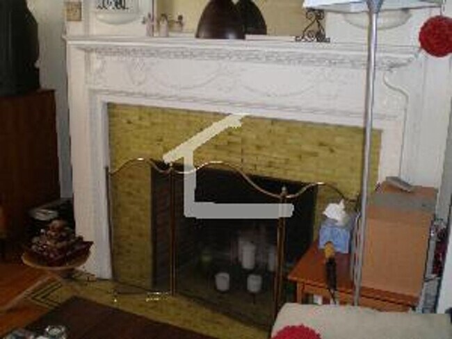 Building Photo - KENMORE 2 bedroom apartment - 9/1/2026 - NO BROKER FEE