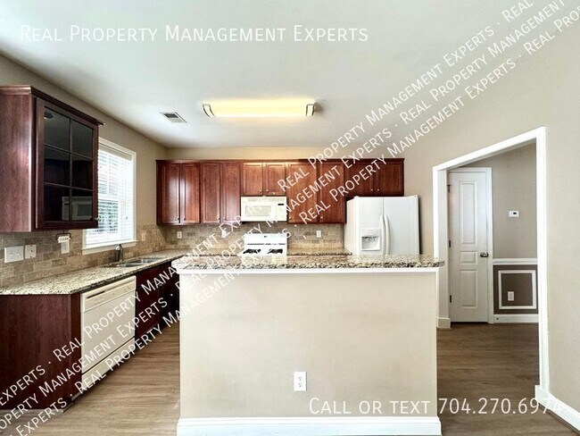 Building Photo - Charming 3BR/2.5BA Home in Cornelius!