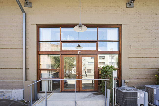 Building Photo - 940 E 2nd St