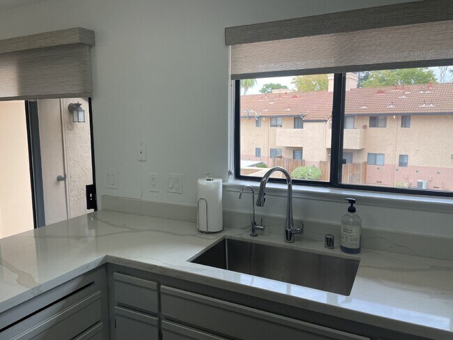 Building Photo - 2259 Renwick Ln