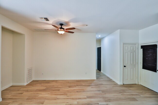 Building Photo - 1633 E Lakeside Dr