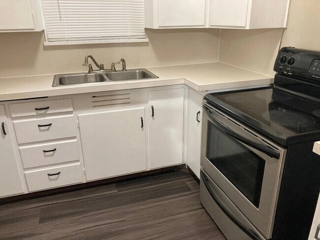 Foto del edificio - 3 bed 1 bath home for rent
