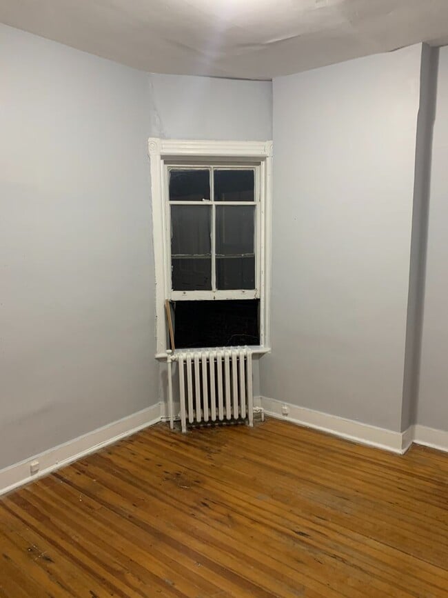 Building Photo - Student-Friendly 1-Bedroom Apartment | Heat & Hot Water Included | Steps from Center Square