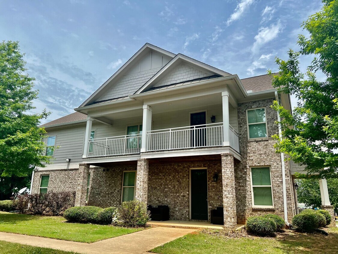 Foto principal - Spacious 3 Bedroom 3.5 Bath Available Fall...