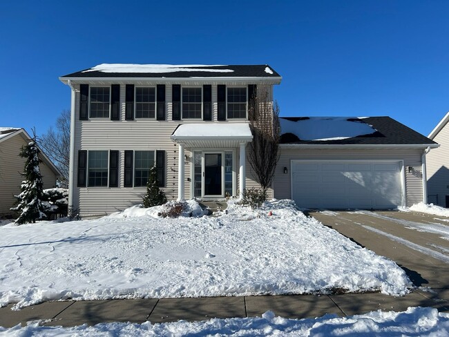 Foto del edificio - Great family home next door to Edwards Elementary in west Ames-4 bedroom 3 1/2 baths, 2 car garag...