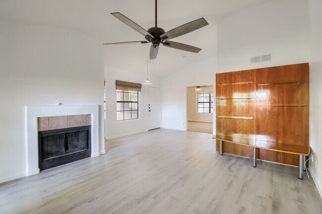 Foto del edificio - New Three Bedroom Condo in Paradise Valley