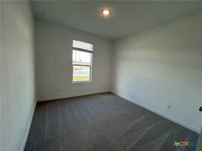 Building Photo - 728 Horsetail Ln