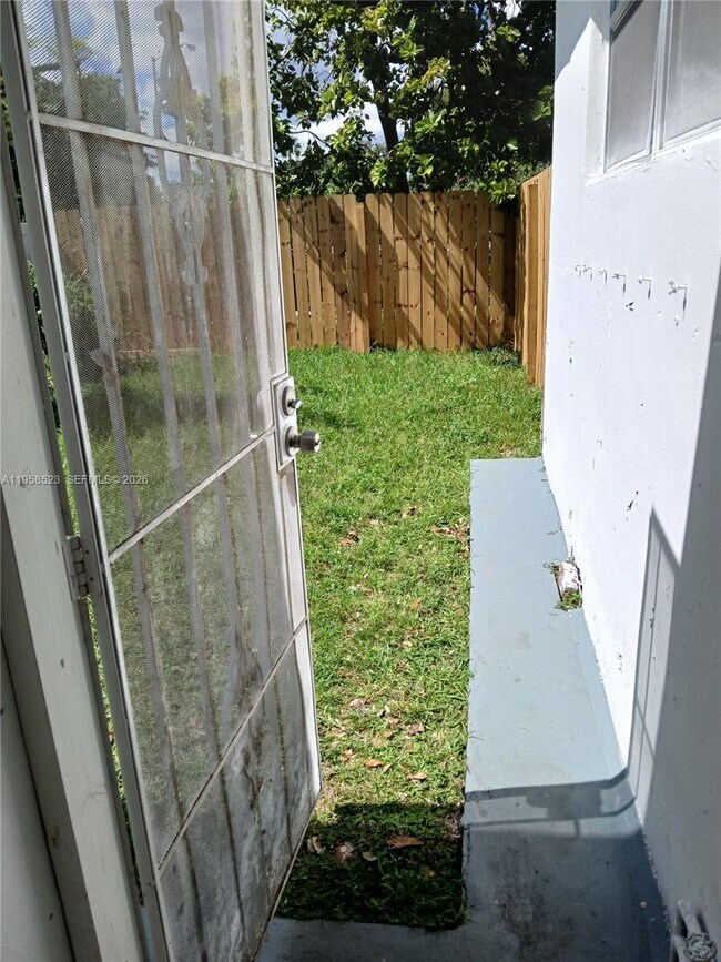 Foto del edificio - 6505 Pines Pkwy