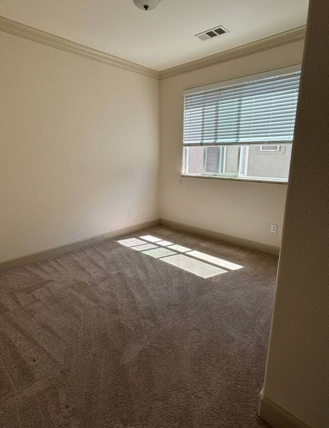 Building Photo - Charming 2BR Duplex in Stockton