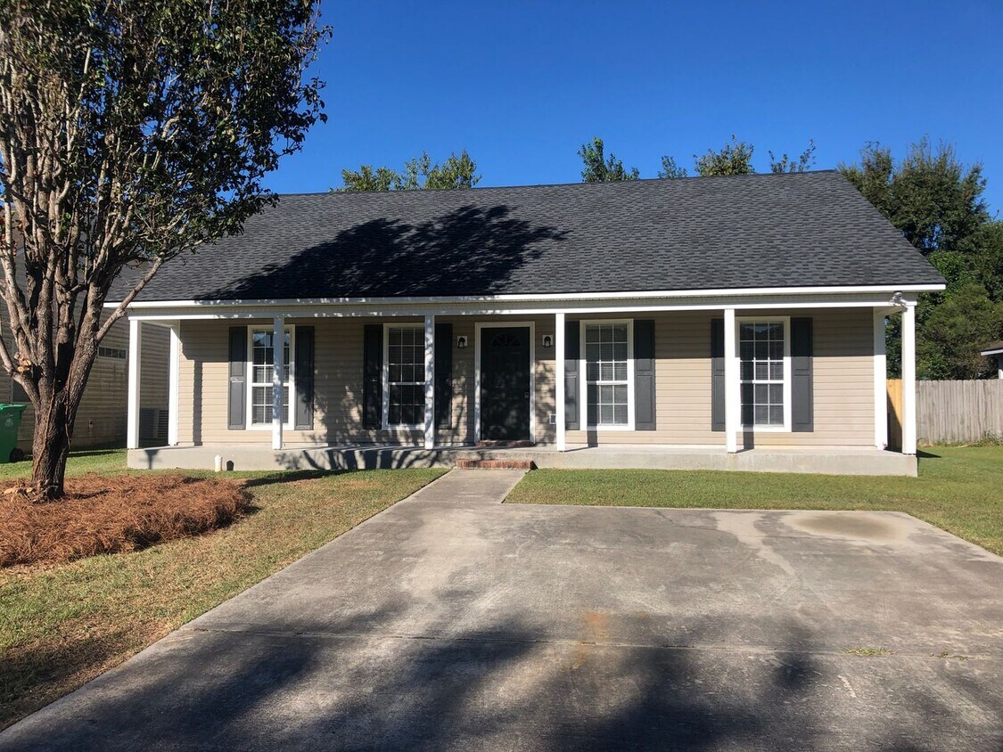 Foto principal - Charming 3-Bedroom Home with Private Fence...