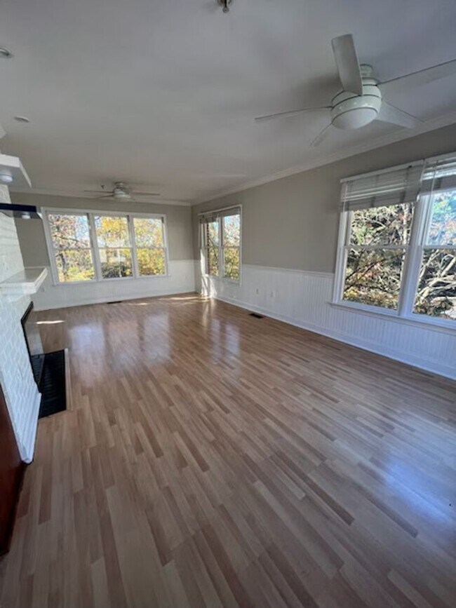 Building Photo - SPACIOUS END UNIT TH  IN  THE KENTLANDS