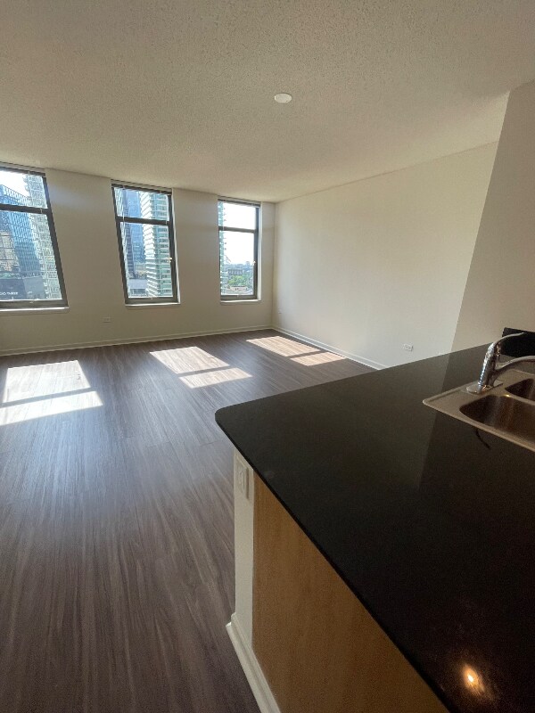 Foto del edificio - 360 N Jefferson St