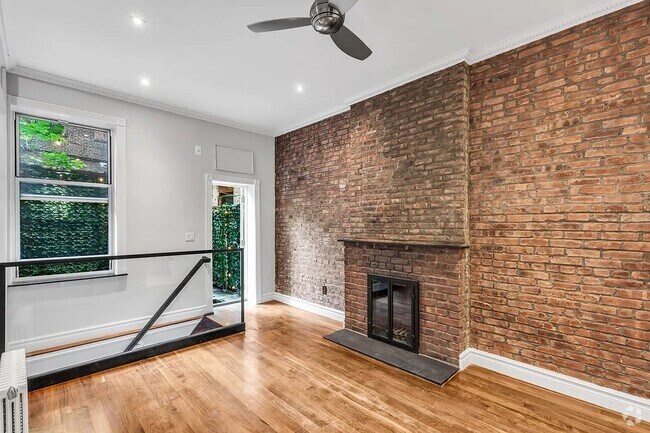 Building Photo - 562 Hudson St
