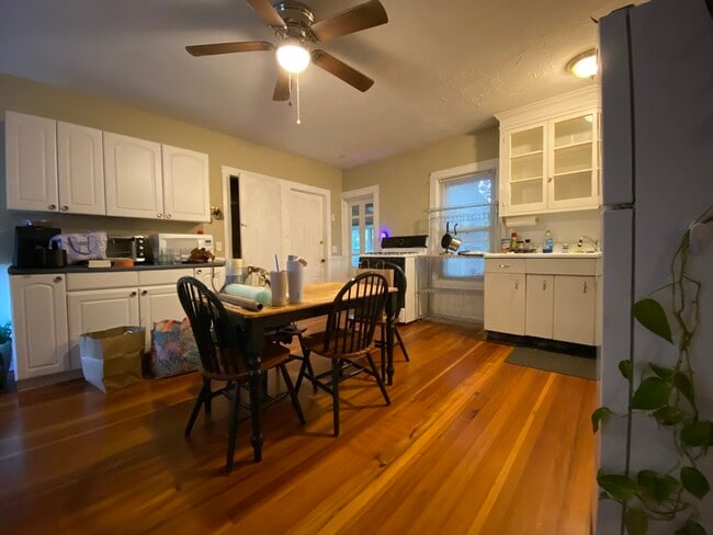 Building Photo - 19 Esty St