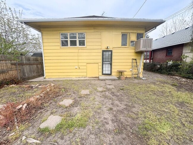 Building Photo - 1456 S Edison St
