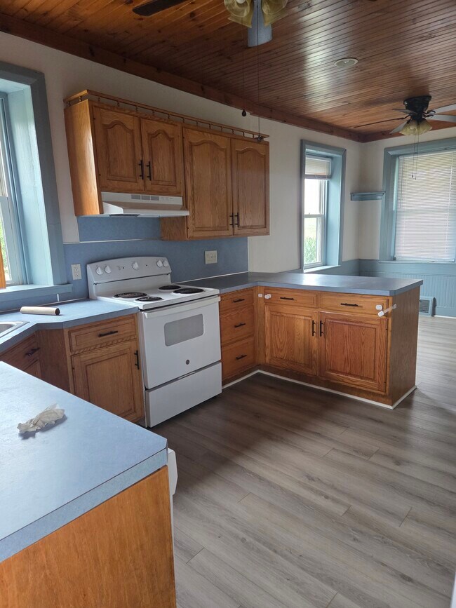 Building Photo - 545 Schoolhouse Rd