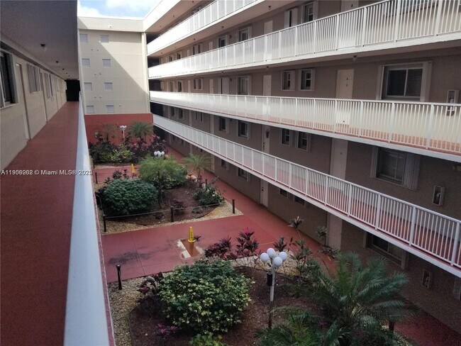 Foto del edificio - 600 NW 32nd Pl