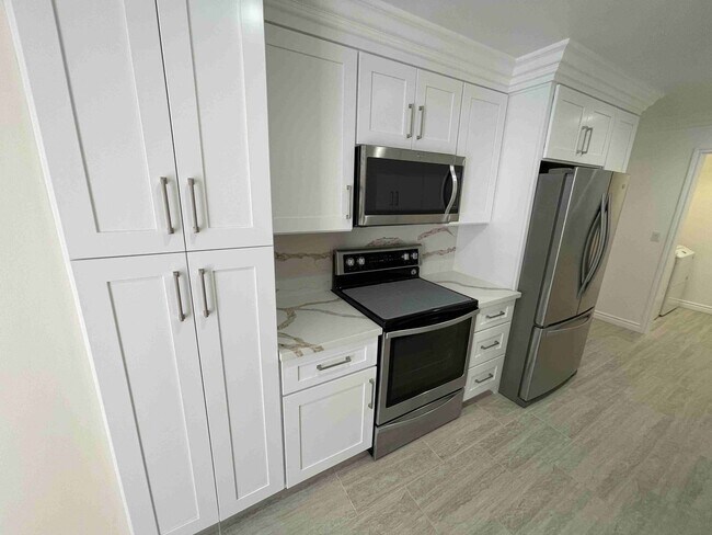 Foto del edificio - COMPLETELY UPDATED AND REMODELED ENCINO SP...