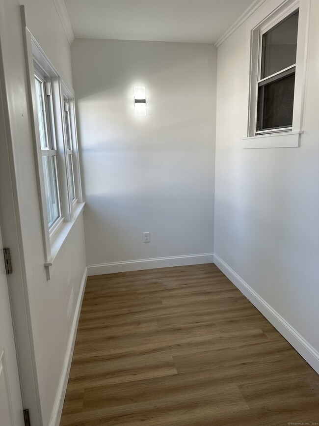 Building Photo - 132 Naubuc Ave