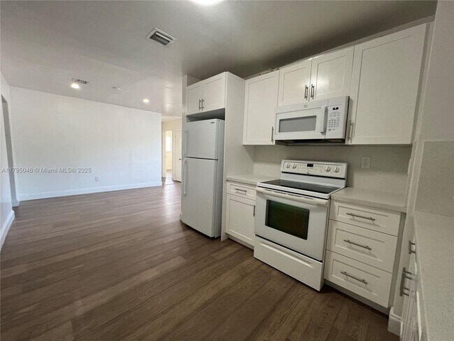 Foto del edificio - 770 NW 179th St