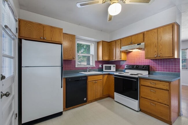 Building Photo - Charming 3 bedroom/2 bathroom Single Famil...