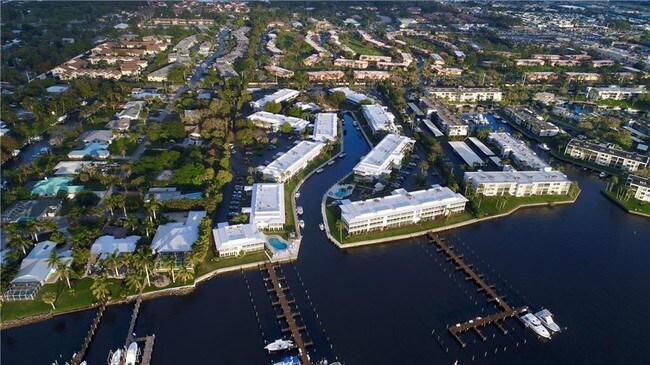 Building Photo - 1866 SW Palm City Rd