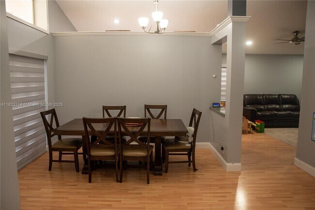 Foto del edificio - 216 E Bayridge Dr