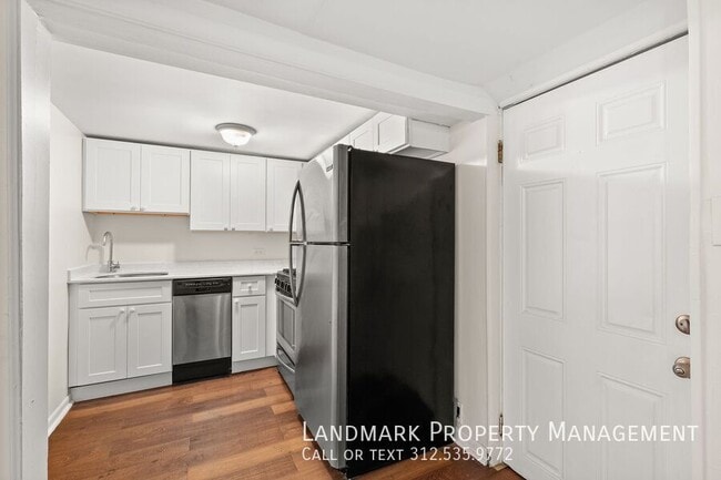 Building Photo - 3742 W Diversey Ave
