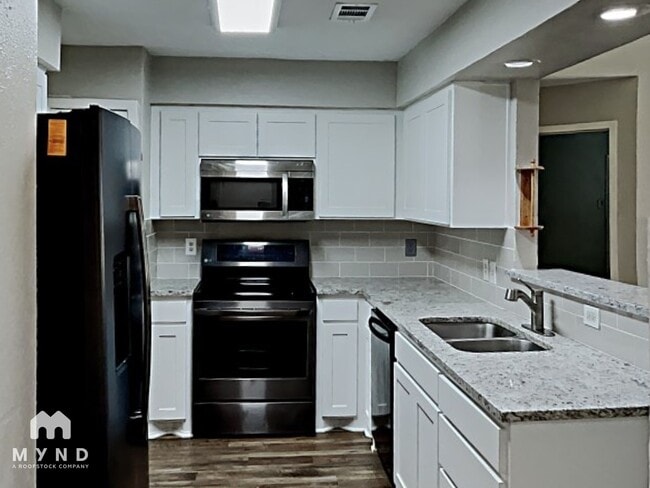 Foto del edificio - 939 N Pleasant Woods Dr