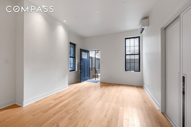 Photo - 152 N 10th St House