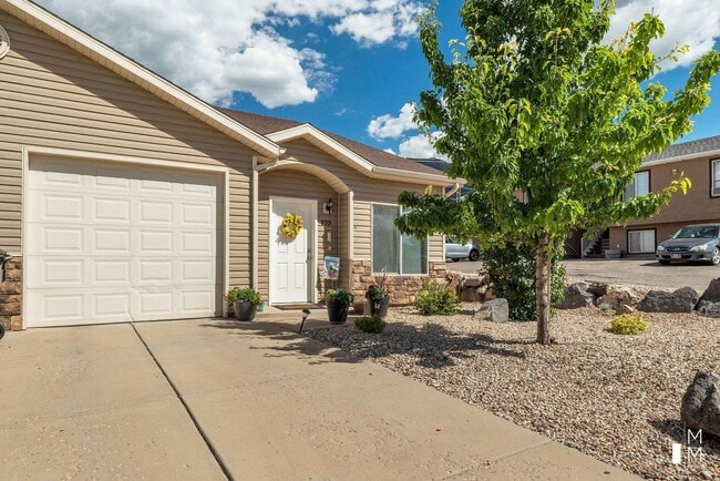 Building Photo - 3 Bed - 2 Bath, 1 Car Garage Single Level ...