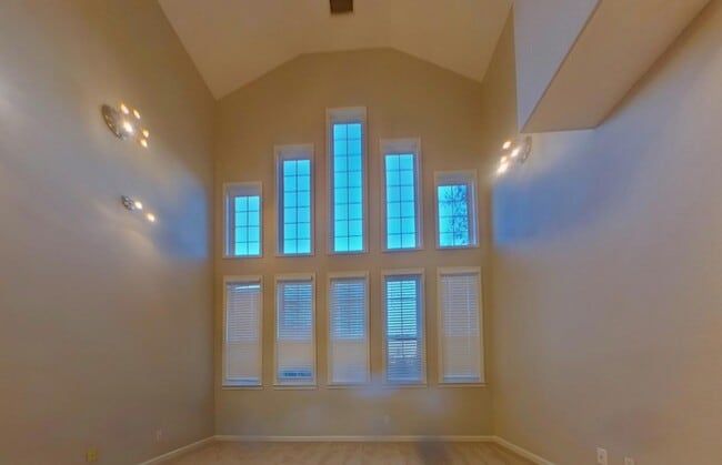 Foto del edificio - AVAILABLE NOW