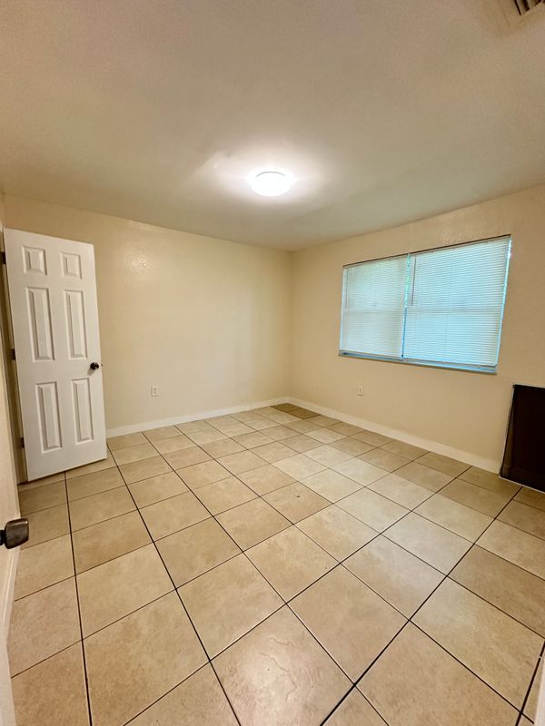 Foto del edificio - 609 NW 7th Ave