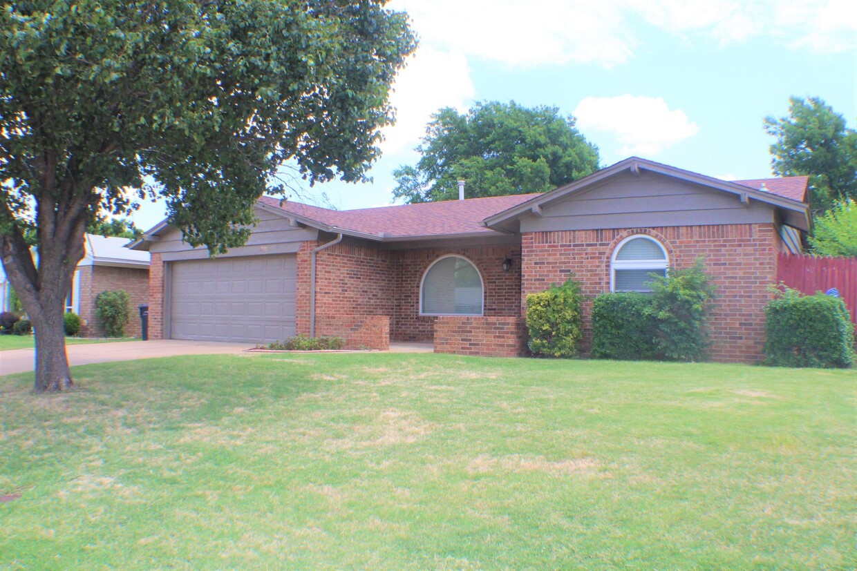 Foto principal - Charming Brick Home with Modern Comforts!