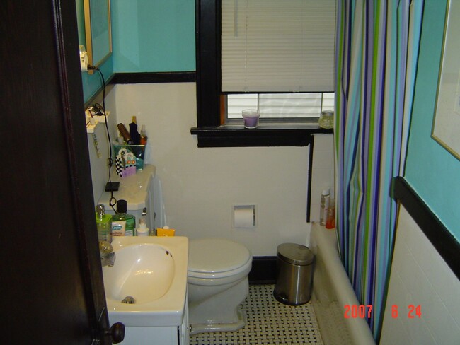 Building Photo - 2 Bedroom Apartment in Heart of Oakley