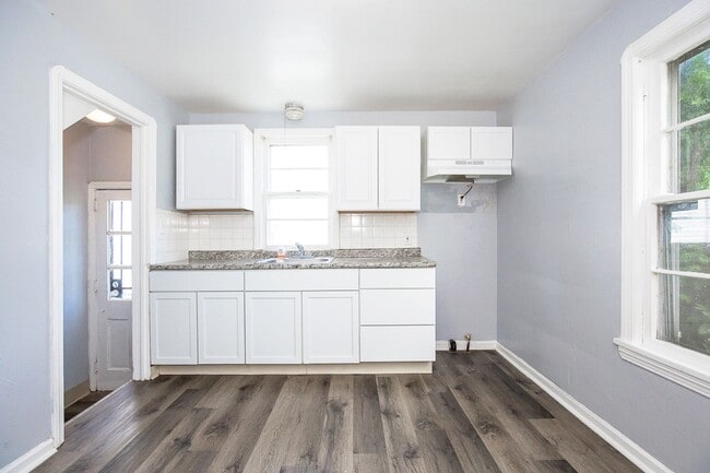 Building Photo - 3 BED 1.5 BATH BEAUTIFUL SINGLE FAMILY HOM...