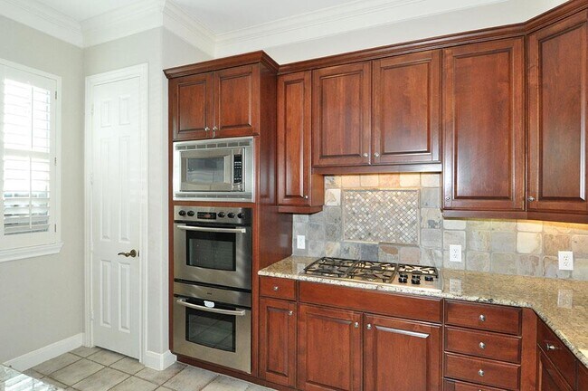 Foto del edificio - 6215 Sutherland Square