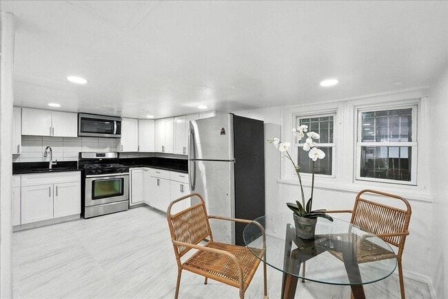 Building Photo - 283 GRIFFITH St