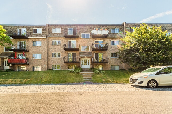 Building Photo - 305 Rue Pineault