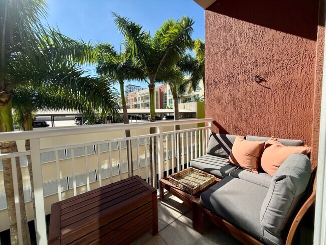 Balcón amueblado con mesa alta y zona de estar. - 2001 Biscayne Blvd