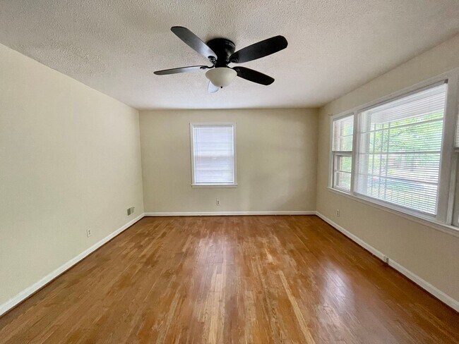 Foto del edificio - 3824 Lee Hills Dr