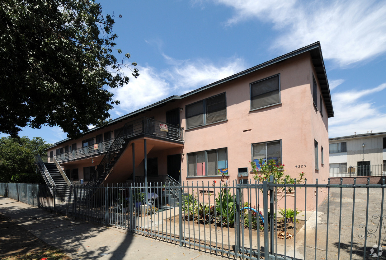 Foto principal - 4325 Clinton St