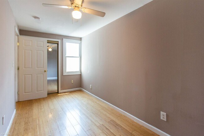 Foto del edificio - 4 br, 2 bath Triplex - 1745 WILLINGTON ST ...