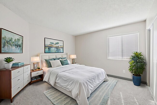 Foto del edificio - The Bristol at Sunset Apartment Homes
