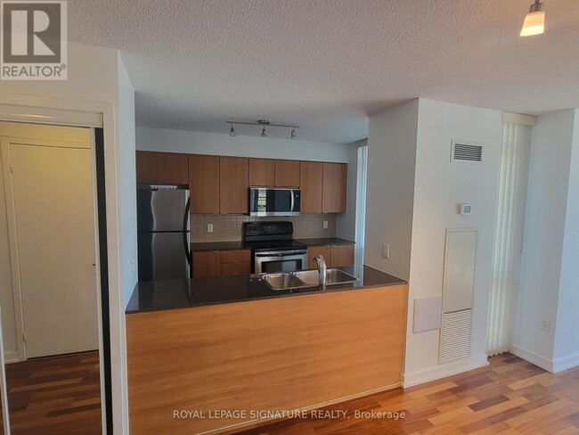 Building Photo - 11-711 Brunel Ct