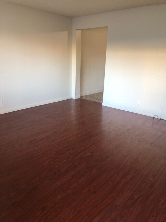 Foto del edificio - LARGE DOWNSTAIRS 1 BED 1 BATH UNIT & PET FRIENDLY