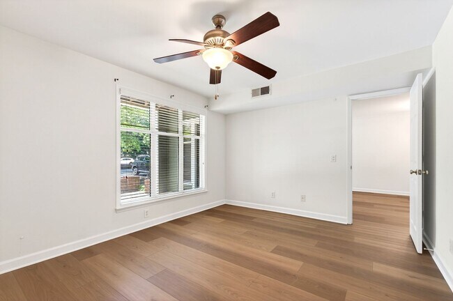 Foto del edificio - 1010 Nicholwood Dr