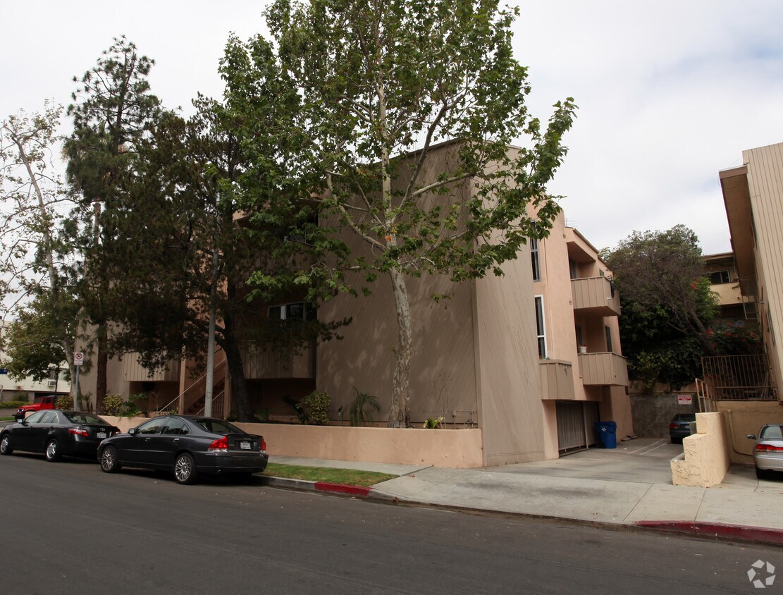 1020 Granville Ave, Los Angeles, CA 90049 Apartments in Los Angeles